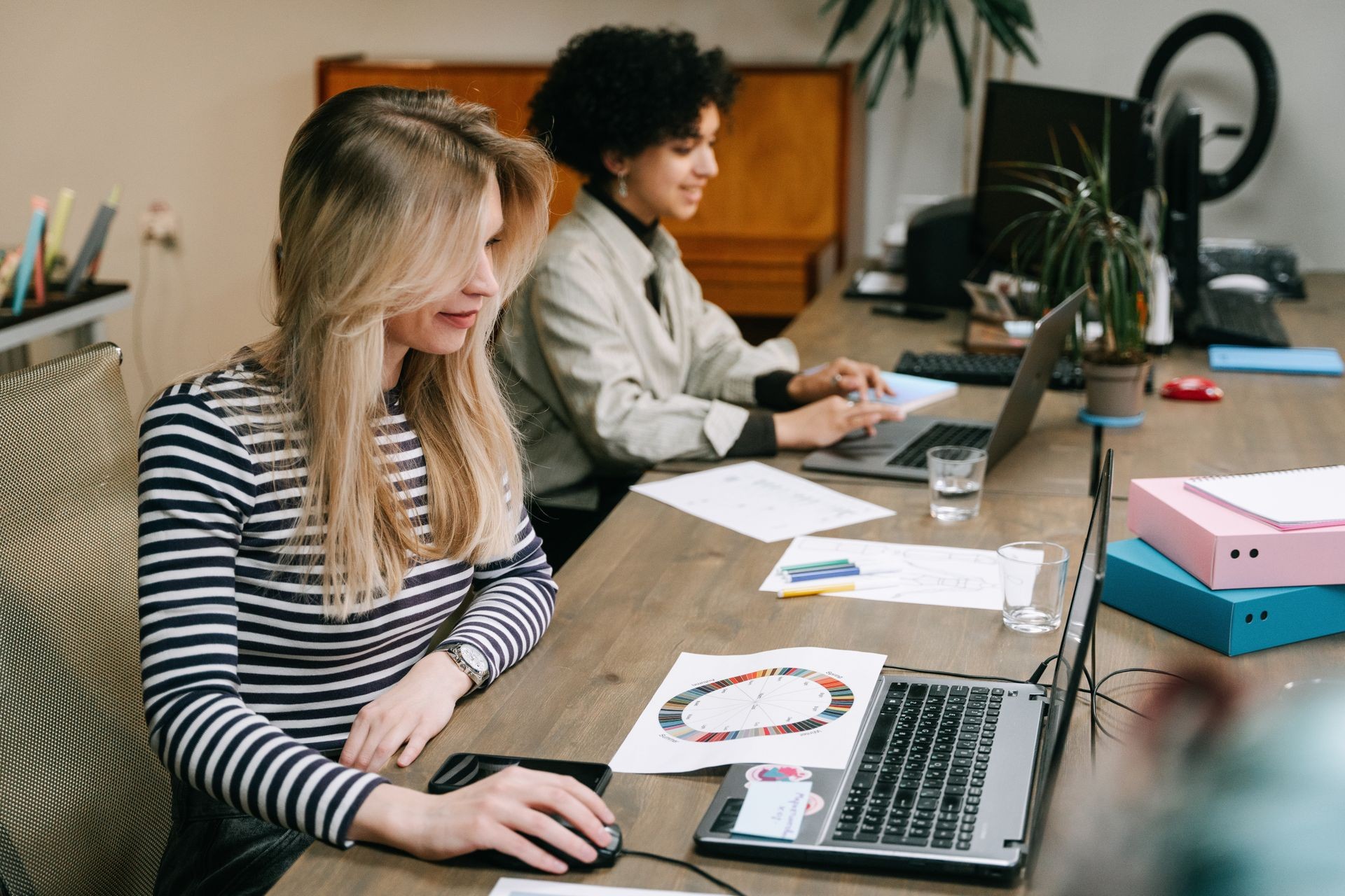 Echipa SUN Consulting in birou, colegi lucrand impreuna
